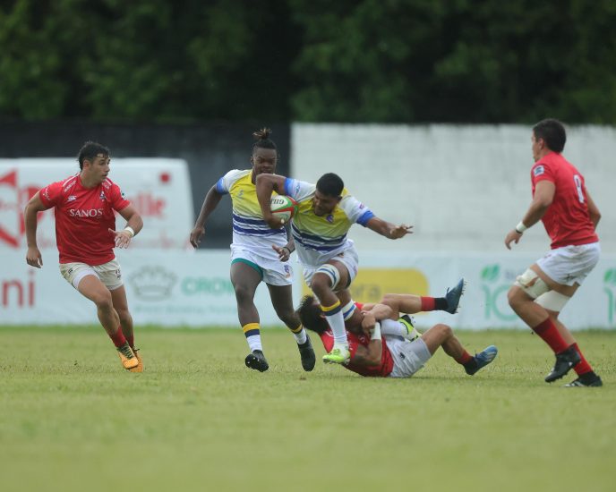 Cobras travam batalha na chuva com os argentinos do Dogos